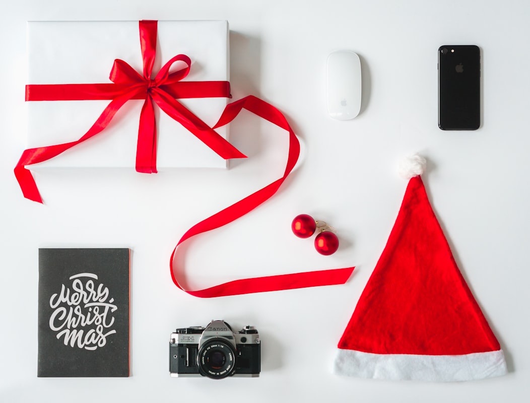 Equipo de Giftideatech seleccionando regalos